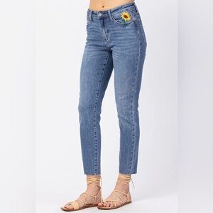 Judy Blue Sunflower Embroidered High Rise Relaxed Fit Raw Hem Jeans Size 9/29